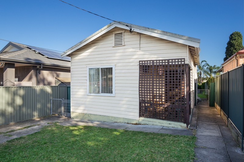 50 Hawksview Street, Guildford - Image 1