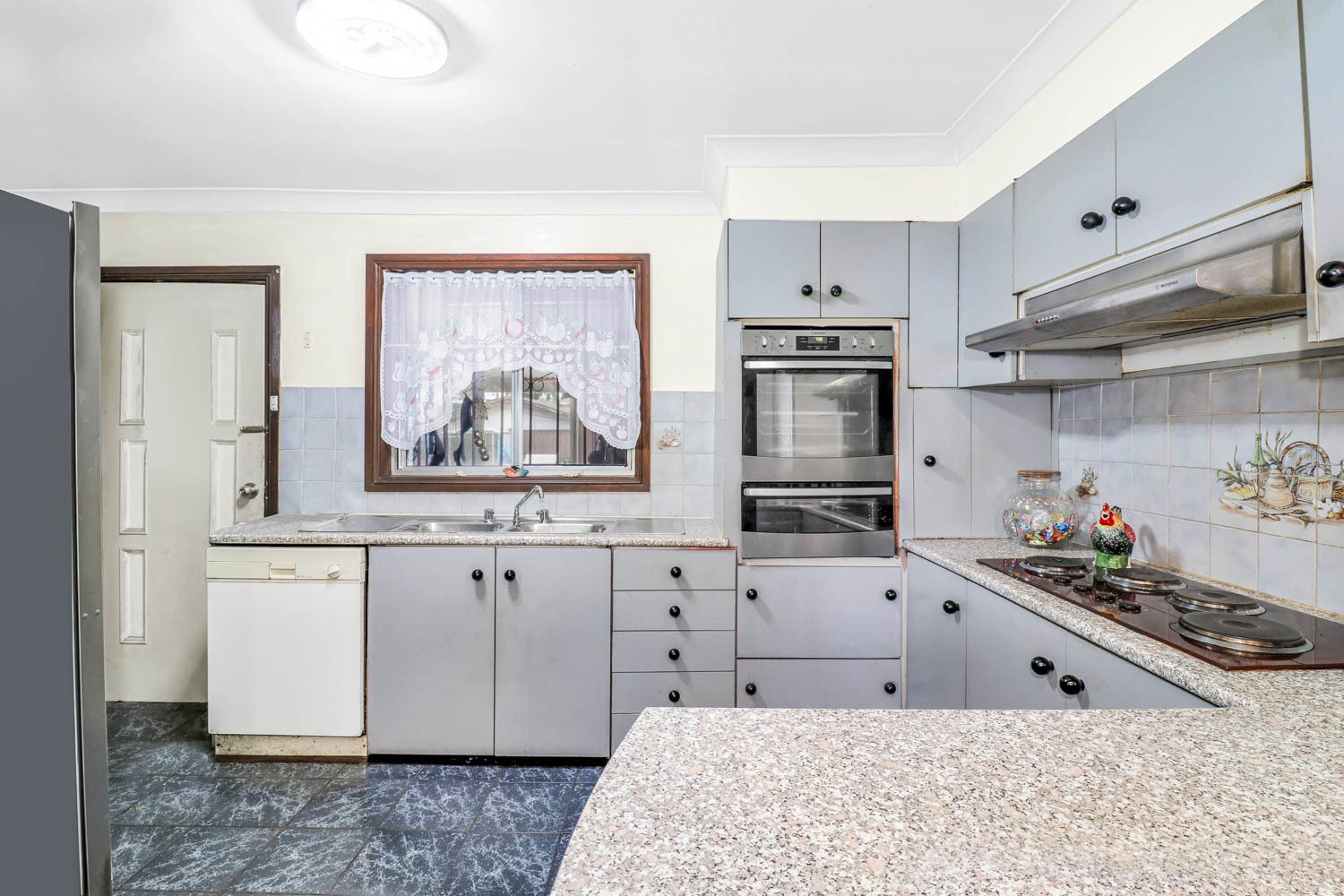 13 Tangaloa Crescent, Lethbridge Park - Thumbnail 2