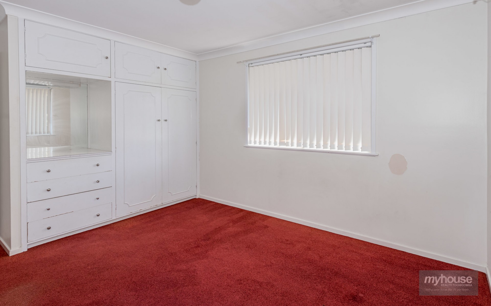 Real Estate in Harlaxton