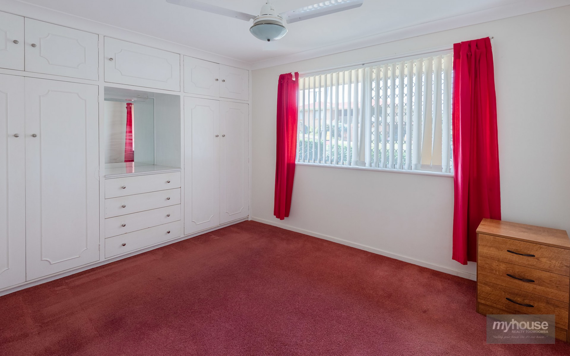 Real Estate in Harlaxton
