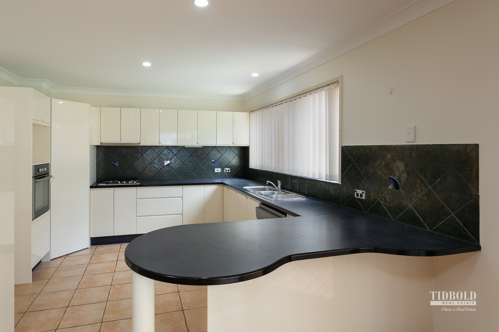 16 Torquay Road, Redland Bay - Thumbnail 2