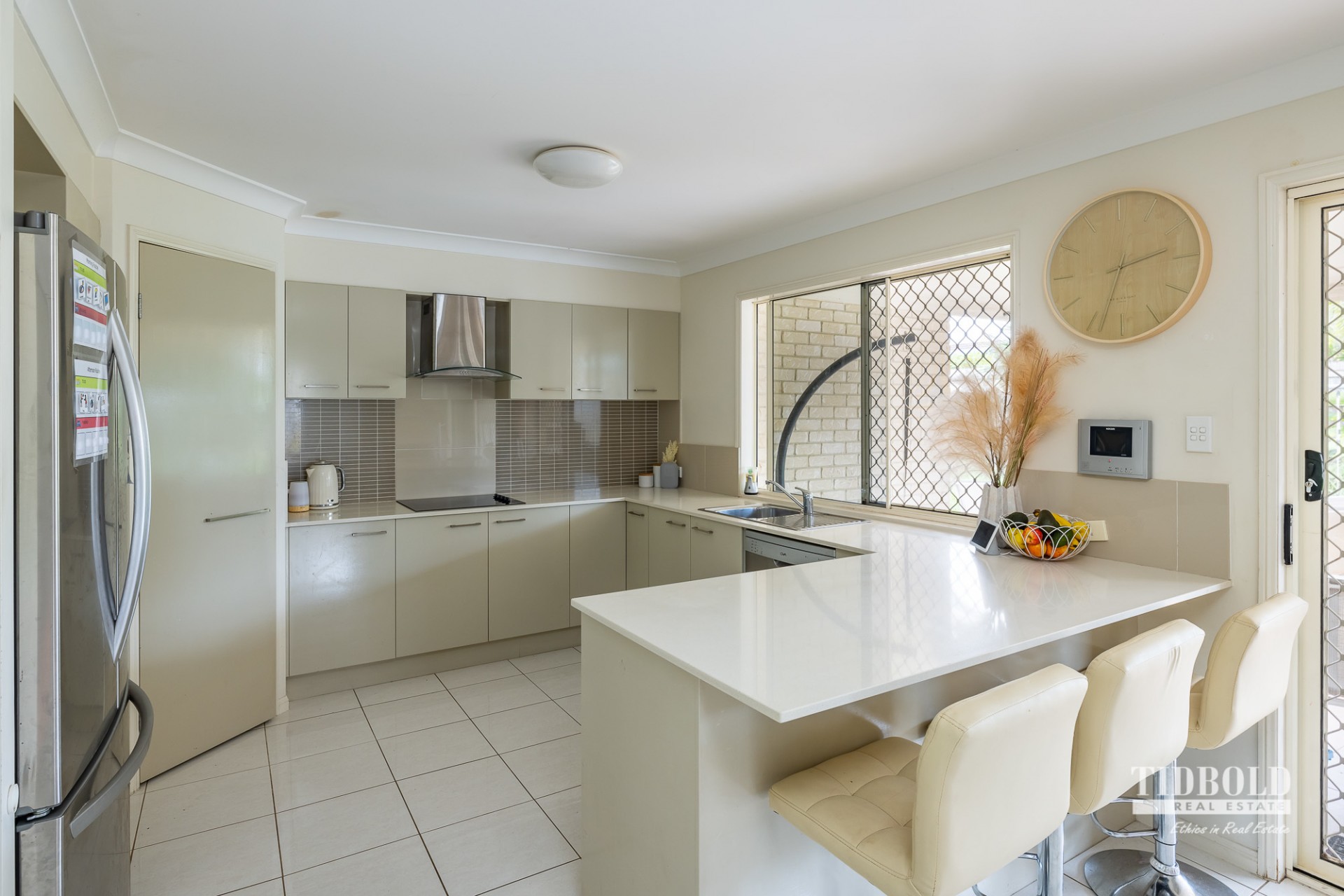 16 Magnetic Place, Redland Bay - Thumbnail 2