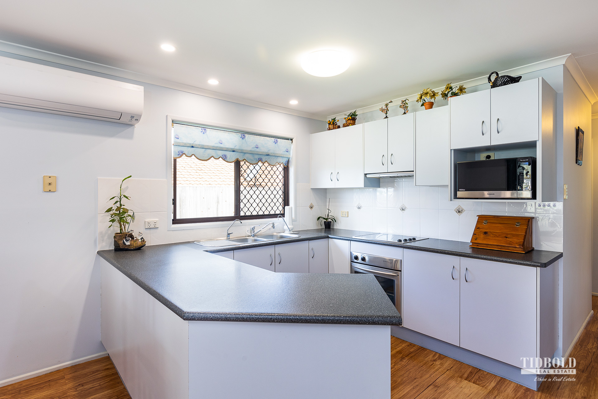 7 Heeler Court, Redland Bay - Thumbnail 2