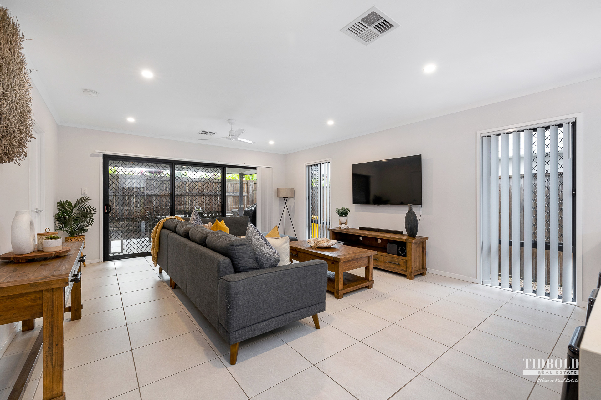 66 Swansea Circuit, Redland Bay - Thumbnail 2