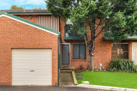 RENOVATED TOWNHOUSE !!!