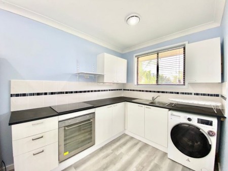 ONE BEDROOM GRANNY FLAT UPSTAIRS ABOVE GARAGE