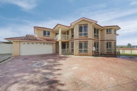 LARGE FAMILY LIVING!!!