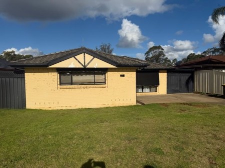 GREAT LOCATION - CLOSE TO SCHOOLS, PARKS & SHOPPING CENTRES !!!