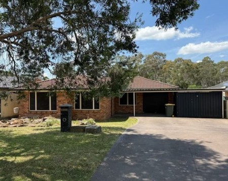 FAMILY HOME IN THE HAERT OF MACQUARIE FIELDS !!