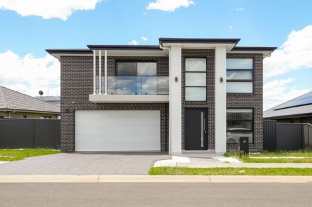 EXECUTIVE FAMILY HOME WITH MULTIPLE LIVING AREAS !!!