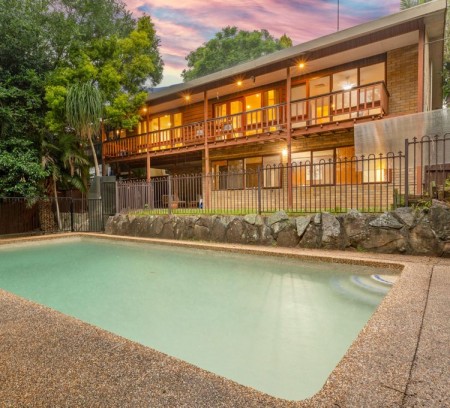 SPACIOUS FAMILY LIVING WITH POOLSIDE ENTERTAINING !!!