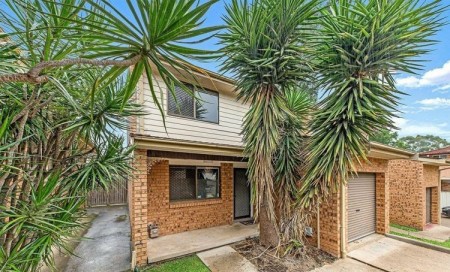 Two Storey Town House 600m to Merrylands High School, 700m to T-Way
