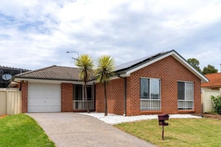 SPACIOUS THREE BEDROOM FAMILY HOME !!!