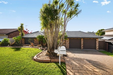 FAMILY LIVING WITH SCENIC HILLSIDE VIEWS !!!