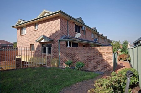 WELL PRESENTED TOWNHOUSE WITH 2 LOCK-UP GARAGES