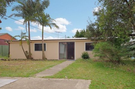 2 bedroom back house with Air Conditioner