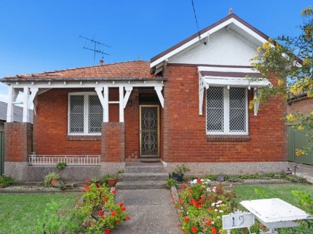 FULL BRICK HOME IN PRIME POSITION