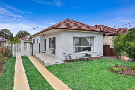 SUPER NEAT 3 BEDROOM HOME