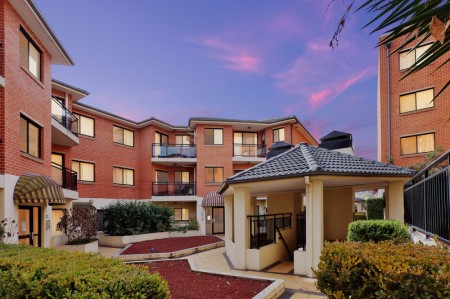 MODERN UNIT WITH LOCK-UP GARAGE & HUGE COURTYARD