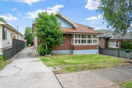 CLASSIC HOME WITH CHARACTER AND POTENTIAL - 619SQM BLOCK