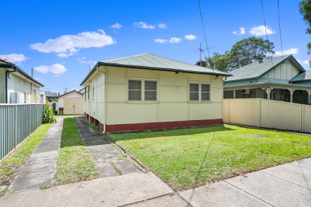 CLASSIC COTTAGE WITH PARK VIEWS - 490SQM BLOCK