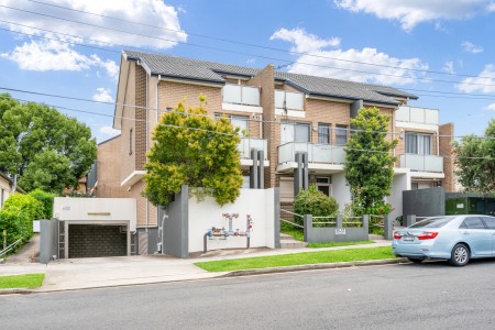 BIG, BRIGHT AND MODERN DOUBLE BRICK TOWNHOUSE IN PERFECT LOCATION - 156SQM PLUS DOUBLE GARAGE