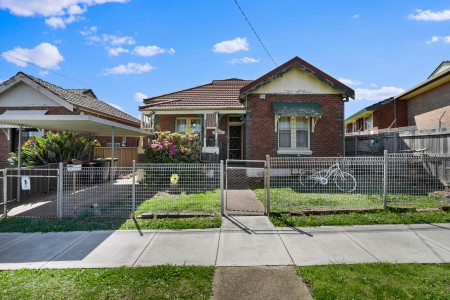 FULL BRICK HOME - POTENTIAL AND POSITION - 493SQM BLOCK