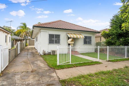 NEAT 5 BEDROOM HOME WITH DOUBLE LOCK-UP GARAGE