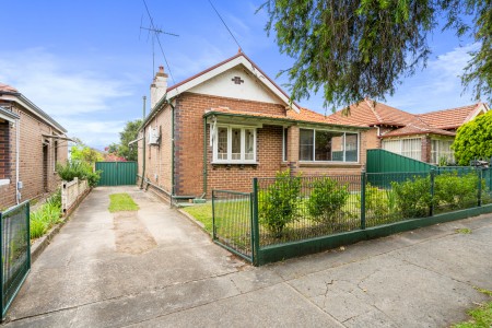 MOVE RIGHT IN!! SUPER STYLISH FULL BRICK HOME ON A 581SQM BLOCK