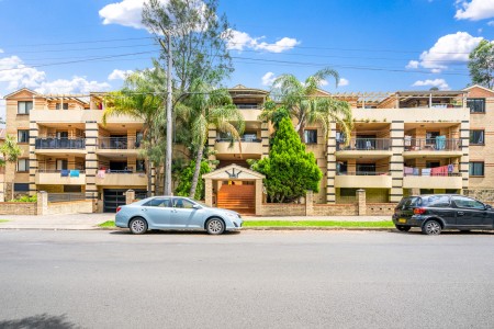 SOLD PRIOR TO AUCTION FOR $595,000 - HUGE 3 BEDROOM UNIT WITH LOCK-UP GARAGE!!