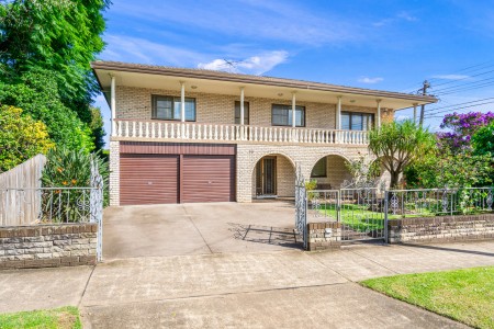 ONCE IN A LIFETIME OPPORTUNITY - HUGE HOME ON A 790SQM BLOCK