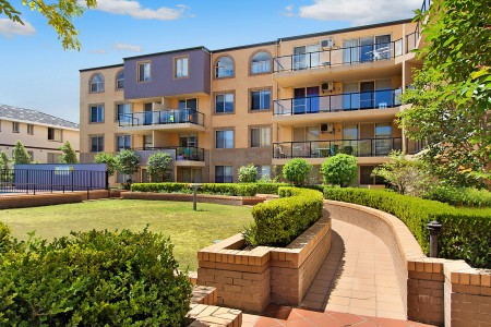 GROUND FLOOR APARTMENT WITH COURTYARD