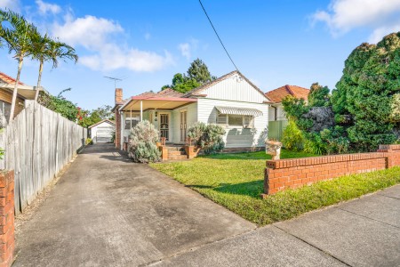 CLASSIC COTTAGE WITH PLENTY OF POTENTIAL - 512SQM BLOCK