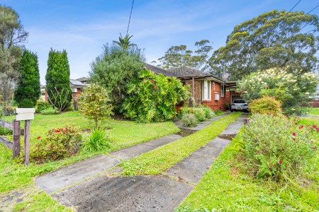 THE PERFECT STARTER - THREE BEDROOM BRICK HOME - 900M TO THE STATION