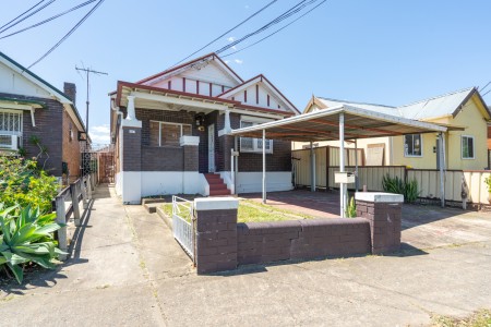 IMMACULATE AND CLASSIC BRICK HOME - 900M TO THE STATION