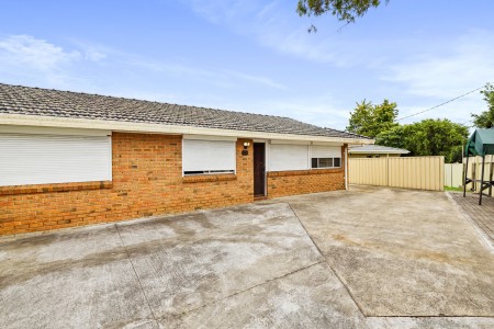 GREAT HOUSE AND FLAT COMBINATION - POTENTIAL RENT $1080 TO $1150/ WEEK - 646SQM BLOCK