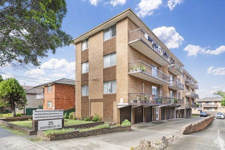 POPULAR BLOCK, 400 METRES WALK TO STATION!