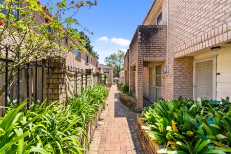 3 BEDROOM TOWNHOUSE WITH LOCK UP GARGAE & FRESHLY PAINTED