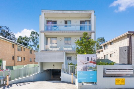 SUNNY AND BRIGHT GROUND FLOOR UNIT WITH A COURTYARD