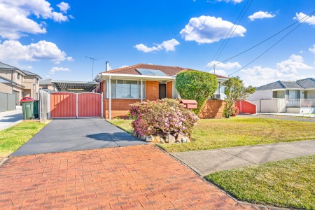 GREAT FAMILY HOME WITH POTENTIAL - AND A 1000SQM BLOCK WITH 20M FRONTAGE