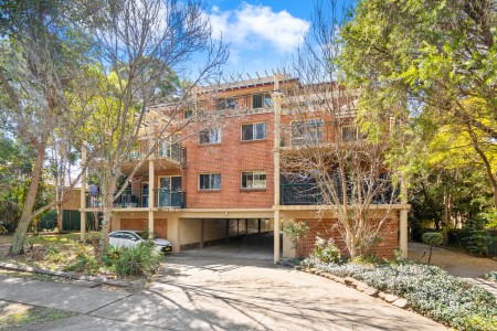 SPACIOUS UNIT WITH LOCK-UP GARAGE!