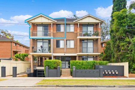 SUPER NEAT APARTMENT WITH 2 BALCONIES - 700M TO THE STATION