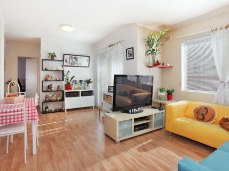 TERRIFIC LIGHT FILLED 2 BEDROOM APARTMENT - 300M TO THE STATION