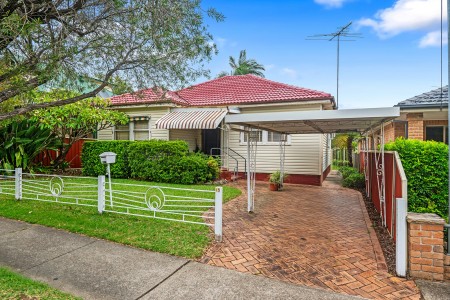 CLASSIC CHARACTER FILLED HOME ON A 657SQM BLOCK!!