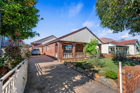 HUGE FAMILY HOME ON A 602SQM BLOCK