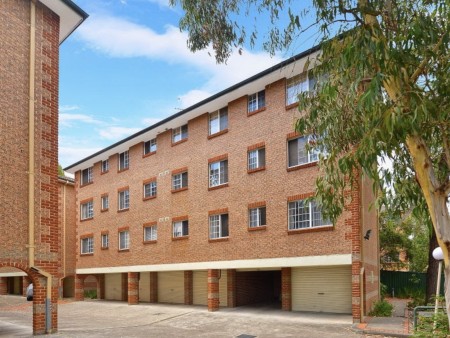 2 BEDROOM UNIT 750M TO LIDCOMBE STATION