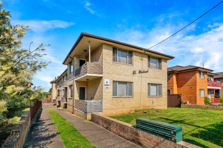 LIGHT AND BRIGHT - GREAT UNIT WITH LOCK-UP GARAGE!!