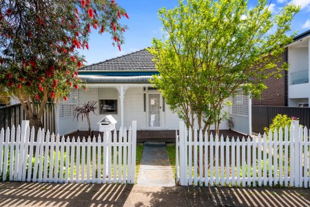 CHARMING FAMILY HOME!