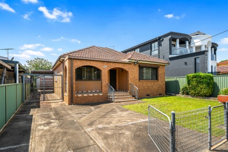 BRICK HOME ON A LEVEL AND CLEAR 537SQM BLOCK WITH 13.4M FRONTAGE - OPEN TO VIEW THURSDAY 6.15-6.45PM AND SATURDAY 2-2.30PM