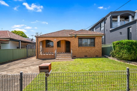 SPACIOUS FAMILY HOME ON A 537SQM BLOCK - OPEN TO VIEW THURSDAY 6.15-6.45PM AND SATURDAY 2-2.30PM